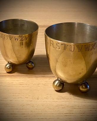 Coppoa di tazze vintage in ottone con alfabeto.