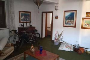Palazzo / Stabile di 600 m² con più di 5 locali a 