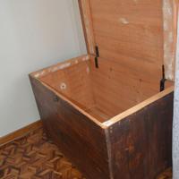 Baule in legno con chiusura in metallo