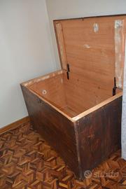 Baule in legno con chiusura in metallo