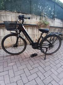 bici assistita da donna  