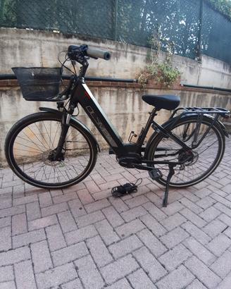 bici assistita da donna  