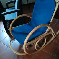 Sedia poltrona a dondolo in rattan vimini naturale