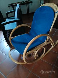 Sedia poltrona a dondolo in rattan vimini naturale