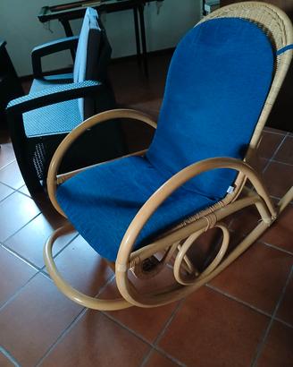 Sedia poltrona a dondolo in rattan vimini naturale