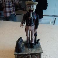 Vecchio salvadanaio con Uncle Sam in ghisa