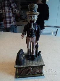 Vecchio salvadanaio con Uncle Sam in ghisa