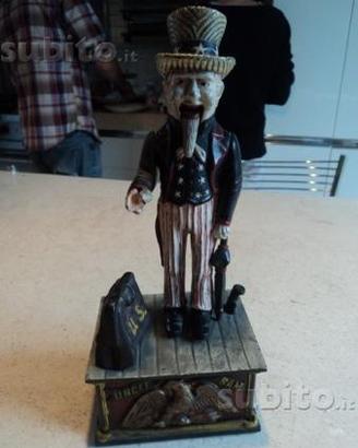 Vecchio salvadanaio con Uncle Sam in ghisa