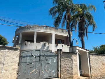 Villa bifamiliare con box auto e cantina