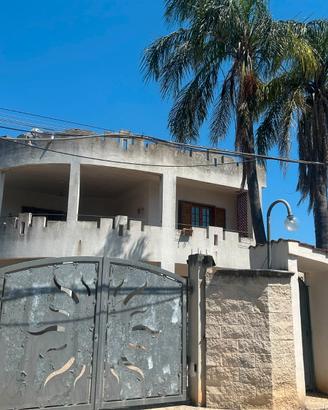 Villa bifamiliare con box auto e cantina