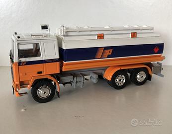 Camion d'epoca De Agostini  della  "  IP " petroli