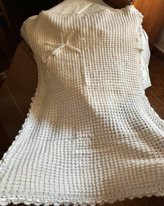 Copertina in lana con ricamo