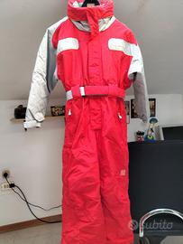 Tuta da sci per bambini rossa .