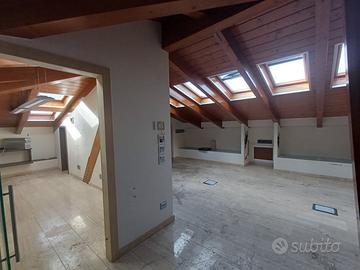 Ampio locale uso ufficio in contesto signorile