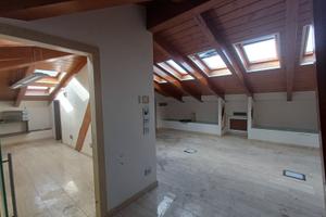 Ampio locale uso ufficio in contesto signorile