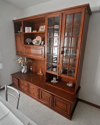 Parete attrezzata in legno massello con vetrina
