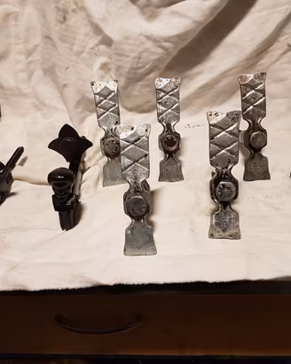 8 FERMA PERSIANE IN FERRO DUE NUOVE 6 USATE.