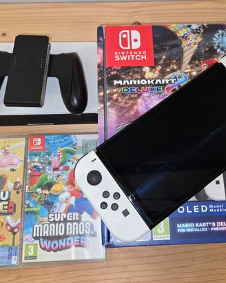 Nintendo Switch OLED Bianca + 2 giochi super mario