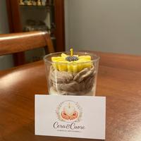 Candela con fiore e ricciolini di cera