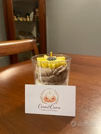 Candela con fiore e ricciolini di cera