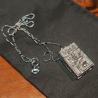 Collana con ciondolo a bauletto apribile