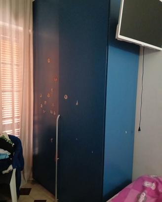 Cameretta con letto a una piazza e mezza