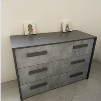 Commode con tre cassetti