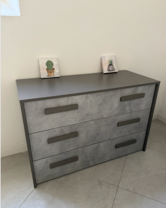 Commode con tre cassetti