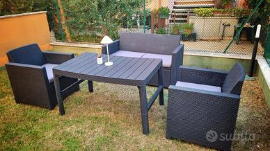 Set da giardino completo di cuscini.