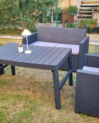 Set da giardino completo di cuscini.