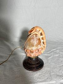 Lampada conchiglia intagliata a mano