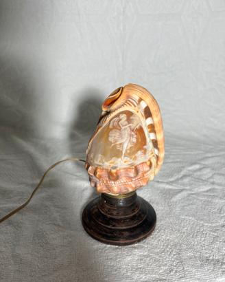 Lampada conchiglia intagliata a mano