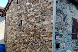 Rustico libero su tre lati con parcheggio privato