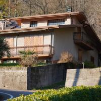 Villetta con fienile e bosco