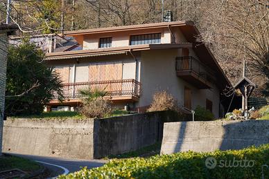 Villetta con fienile e bosco