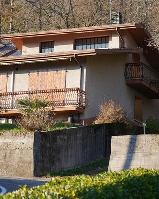 Villetta con fienile e bosco