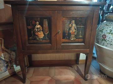 piccola credenza dipinta 
