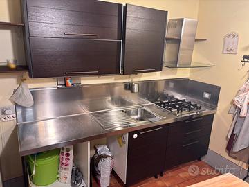 Cuucina con piano i finiture inox