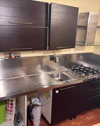 Cuucina con piano i finiture inox