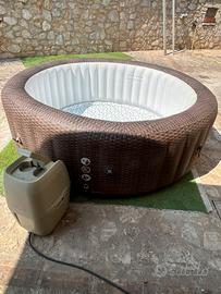 Piscina idromasaggio LAY-Z-SPA modello st.moritz