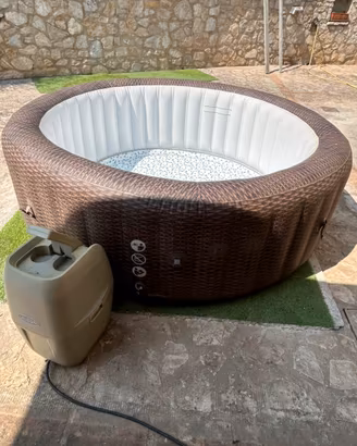 Piscina idromasaggio LAY-Z-SPA modello st.moritz