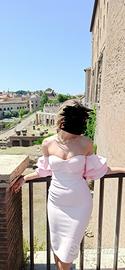 Abito a tubino rosa scollo a cuore e volant
