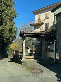 Palazzo / Stabile di 500 m² con più di 5 locali a 