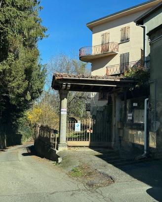 Palazzo / Stabile di 500 m² con più di 5 locali a 
