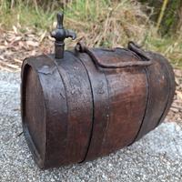 Botte piccola vecchia con rubinetto.