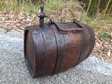 Botte piccola vecchia con rubinetto.