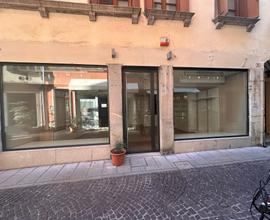 Negozio di prestigio in Piazza San Giacomo