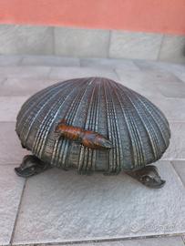 Antico Scaldapiedi a Conchiglia in Metallo