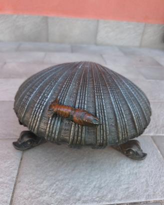 Antico Scaldapiedi a Conchiglia in Metallo