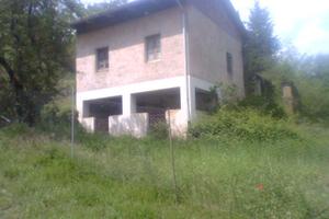 Annessi agricoli con terreno circostante